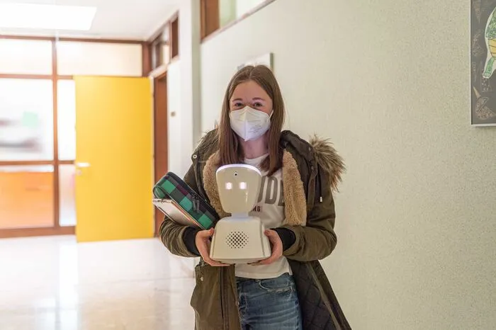 Leonie Raffler trägt den Avatar von einem Klassenzimmer in das nächste.