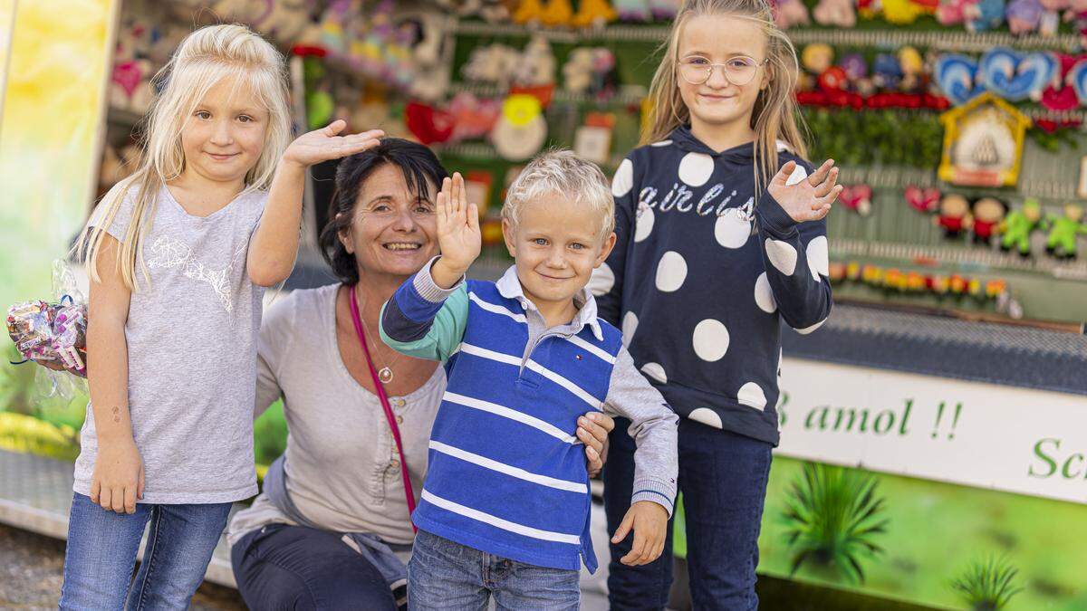 Gabriele Paulitsch mit ihren Enkeln Mia (links) und Melissa Gritsch sowie Lukas Pucher