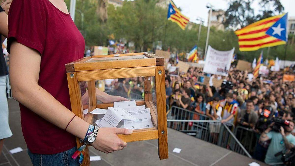 Stimmzettel bei einer Kundgebung in Barcelona