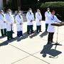 Sean Conley, der Leibarzt von Donald Trump, informiert die Öffentlichkeit vor dem Walter Reed Militärspital in Bethesda über den Gesundheitszustand des US-Präsidenten