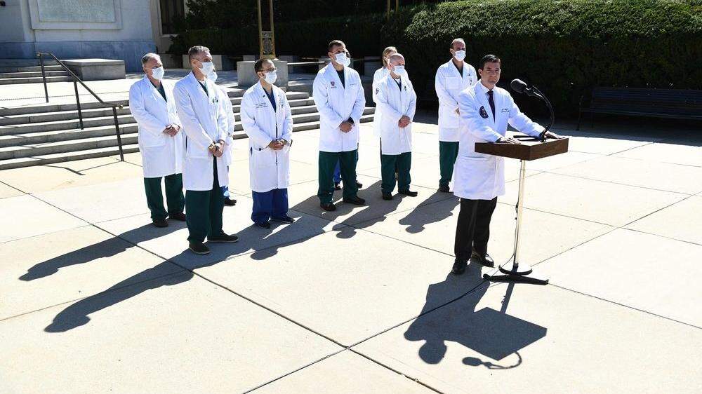 Sean Conley, der Leibarzt von Donald Trump, informiert die Öffentlichkeit vor dem Walter Reed Militärspital in Bethesda über den Gesundheitszustand des US-Präsidenten