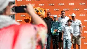 Bild zeigt Fotos von Kindern mit den Ex-Profis