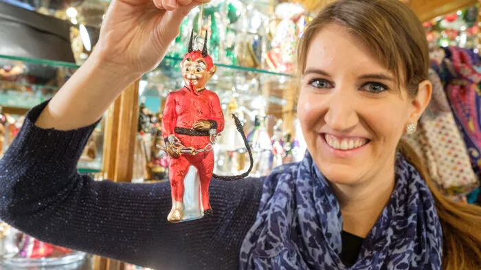 Der Himmel hängt voller mundgeblasener und handbemalter Schätze für den Christbaum – und es gibt nichts, was es nicht gibt beim Schokogeschäft Haller in der Grazer Herrengasse. Vor allem für Sammler ist das kleine Geschäft ein großes Paradies