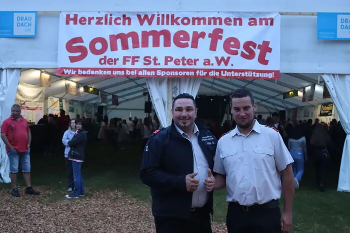 Kommandant Christian Kassl und StellvertreterJohannes Grilz (v.li.) sorgten mit ihren Kameraden der FF St. Peter am Wallersberg für ein ausgelassenes Sommerfest am Sportplatz St. Peter.