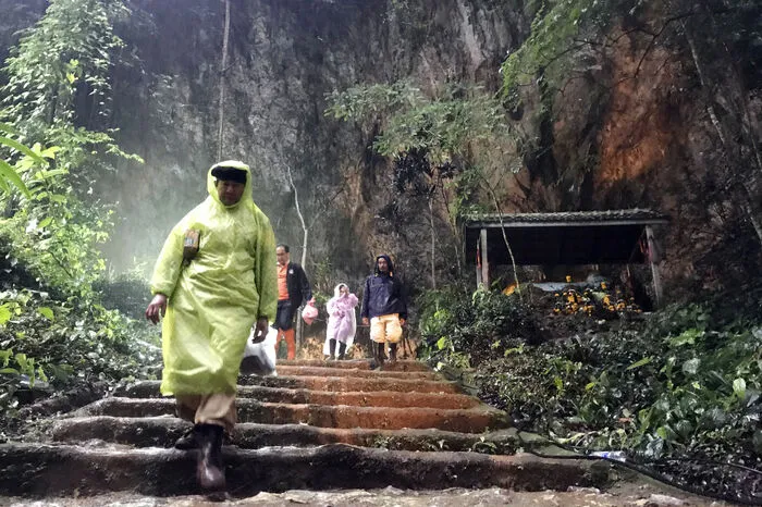 Laut thailändischer Armee stieg der Wasserspiegel in der Höhle über Nacht um 15 Zentimeter. Der Rettungseinsatz sei noch "viel härter" geworden, sagte der Gouverneur der Provinz Chiang Rai, Narongsak Osottanakorn, vor Journalisten. Die Einsatzkräfte versuchten mit aller Kraft, Wasser herauszupumpen, "aber der Wasserspiegel steigt weiter an".