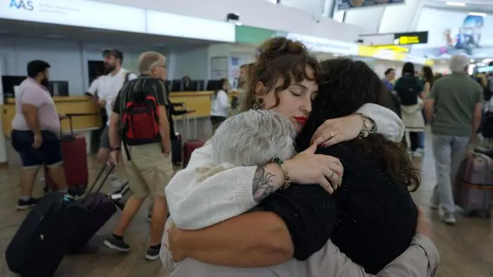 Selina Edbauer beim Abschied von ihrer Familie am Flughafen