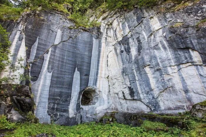 Selten kann man sich ein so gutes Bild von der Arbeit in einem antiken Marmorsteinbruch machen wie beim sogenannten Spitzelofen bei St. Georgen im Kärntner Lavanttal. Die vom römischen Militär betriebene Abbaustätte wurde vor etwa 1500 Jahren über Nacht verlassen (man vermutet einen Überfall). Zurück blieben deutliche Spuren in der Landschaft, bereits behauene Blöcke und eine lateinische Weiheinschrift im Fels.