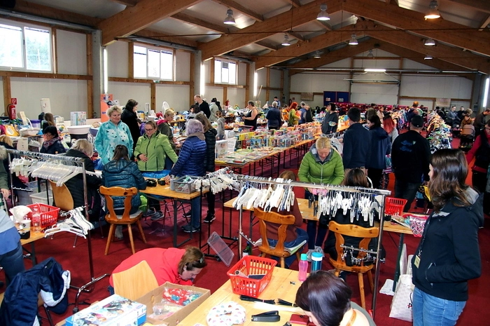 Baby- und Kinderkleidung, Schuhe und Umstandsmode, alles war genau nach Größen sortiert. Kinderwagen, Hochstühle, Spielsachen, Bücher, CDs, DVDs, Autositze, Schlitten und Bobs sowie viele andere Gegenstände wurden angeboten.