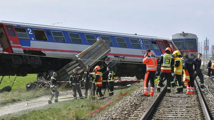 Bei dem Zusammenstoß zwischen Zug und Lkw am Donnerstag in Wien wurden zwei Personen schwer verletzt.
