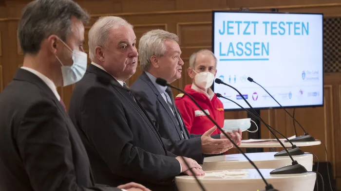 In der Steiermark laufen die Vorbereitungen für die bevorstehenden Massentests am Wochenende vor. Rund 100.000 Menschen haben sich bisher für einen Termin angemeldet. Die Landesspitze, angeführt von Landeshauptmann Hermann Schützenhöfer, appellierte am Mittwoch bei der Besichtigung des Teststandorts im Grazer Congress: "Nehmen Sie sich diese paar Minuten und lassen Sie sich testen. Nehmen Sie teil, retten Sie Leben."