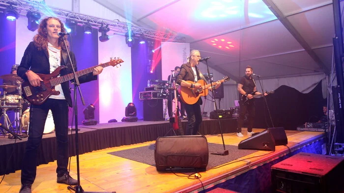 Wenn die Gruppe „Meilenstein“ unter Frontman Heli Brunner (Mitte) aufgeigt, bleiben die Besucher nicht aus.