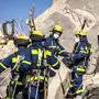 Rettungskräfte vor den Trümmern der beliebten Sehenswürdigkeit