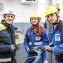 RHI-CEO Stefan Borgas mit zwei Lehrlingen in Radenthein