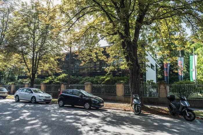 Schubertstraße 37: Vor dem alten Gebäude durfte ein Glasverbau errichtet werden, der ebenfalls Finanzunternehmen beherbergt.