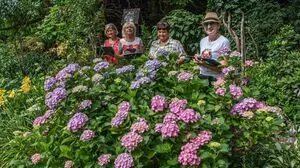 Alice Graf, Elfriede Fassel, Maria Kickmaier und Sabina Heinrich bei der Bewertung im Garten der Leitners