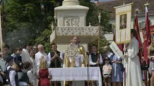 Fronleichnamsfeier nach dem Umzug am Hauptplatz in Weiz: Pfarrer Anton Herk-Pickl mit der Monstranz (aufgenommen 2022)