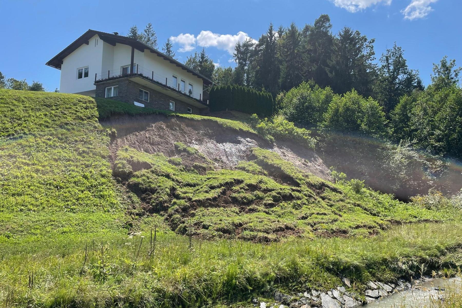 Heftige Unwetter: Hang rutschte in Oberhaag unter einem Wohnhaus ab 