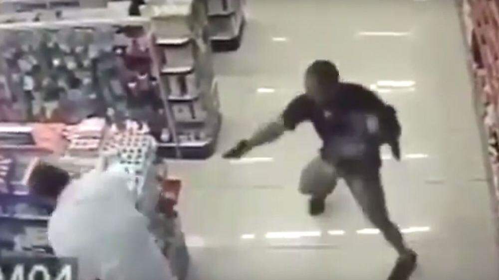Der Polizist schießt am Apotheker vorbei auf die Verdächtigen