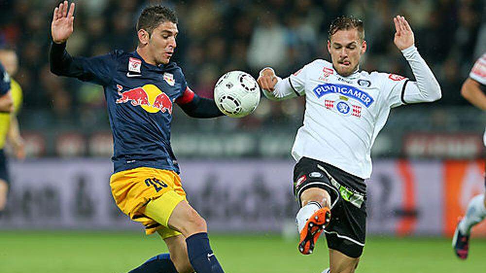Salzburgs Soriano blieb gegen Lukas Spendlhofer (rechts) und die Sturm-Abwehr ohne Torerfolg