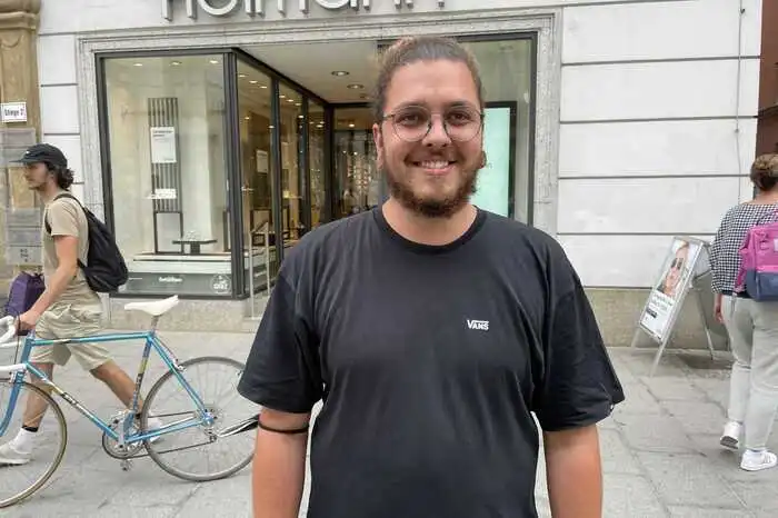 Ich finde die neuen Regeln gut, aber verstehe, dass sie für ungeimpfte Jugendliche blöd sind. Ich denke nicht, dass die Verschärfungen als Anreiz gesetzt wurden, sondern damit sich das Virus weniger ausbreitet. Da ich in letzter Zeit sowieso viel weniger fortgehe wären sie das für mich auch nicht.