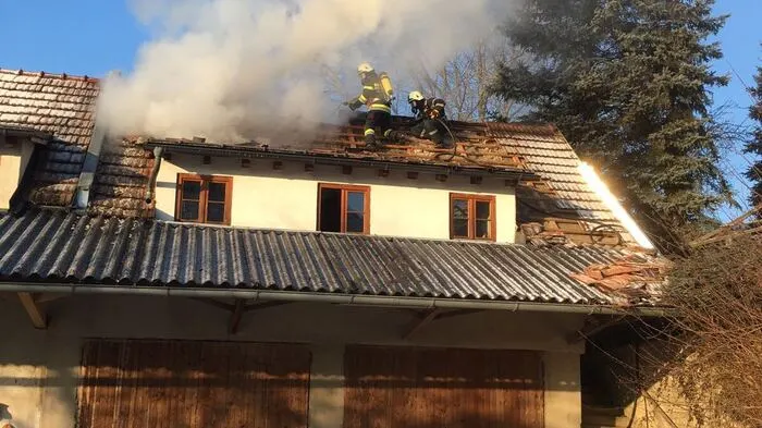 Der Brand brach am Montag gegen 8.20 Uhr aus. Die LLZ Florian Steiermark alarmierte umgehend sieben Feuerwehren.