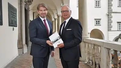 Günter Bauer übergab den Tätigkeitsbericht an Landtagspräsident Reinhart Rohr