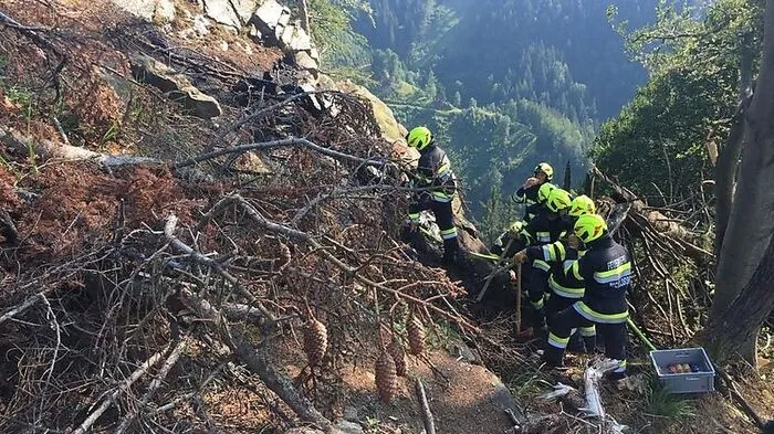Die Feuerwehrleute kämpften mit dem schwierigen Gelände