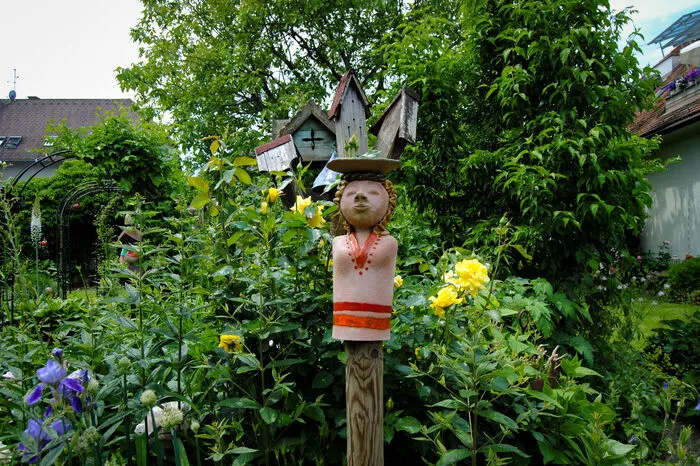 Mitten in St. Ruprecht in der Unteren Hauptstraße 22, hinter einem Innenhof, versteckt sich ein naturbelassener und kunstvoll gestalteter Garten mit kreativen Ecken.