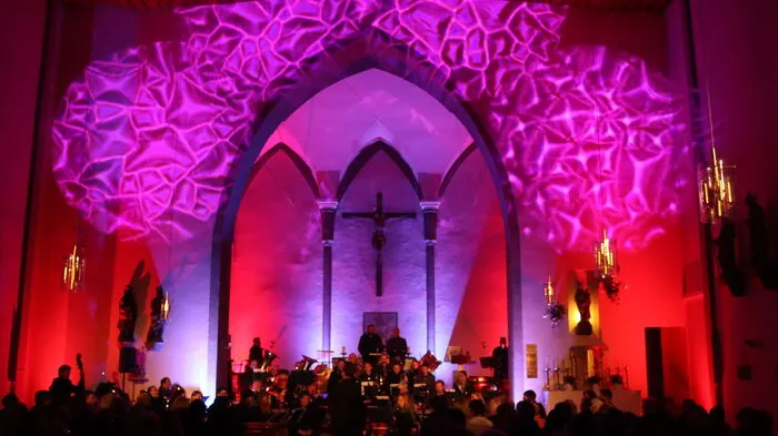 Daniel Weinberger brachte mit seinen Musikern ein vielfältiges Liederprogramm in die Pfarrkirche St. Gertraud, welches mit aufwendiger Lichttechnik von Florian Maggerle untermalt wurde.