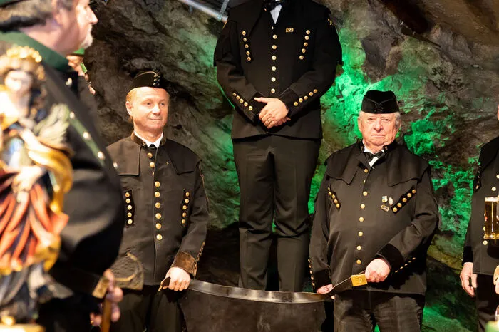 Zum Sprung über das sogenannten Arschleder gehört die Beanwtortung von "Prüfungsfragen" und das Leeren eines Bierkruges.