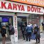Anstellen zum Geldwechseln in Ankara. 