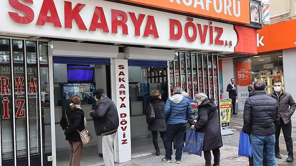 Anstellen zum Geldwechseln in Ankara. 