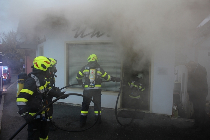 In einem Geschäftslokal war Feuer ausgebrochen.
