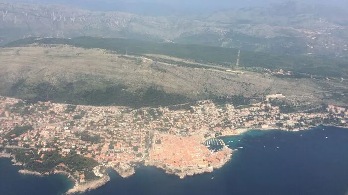 Der Blick von oben während man auf den Flughafen Dubrovnik zusteuert, ist ein besonderer. Deshalb, wenn es möglich ist, beim Hinflug am linken Fenster Platz nehmen. Den Artikel zur Fotostrecke lesen Sie hier