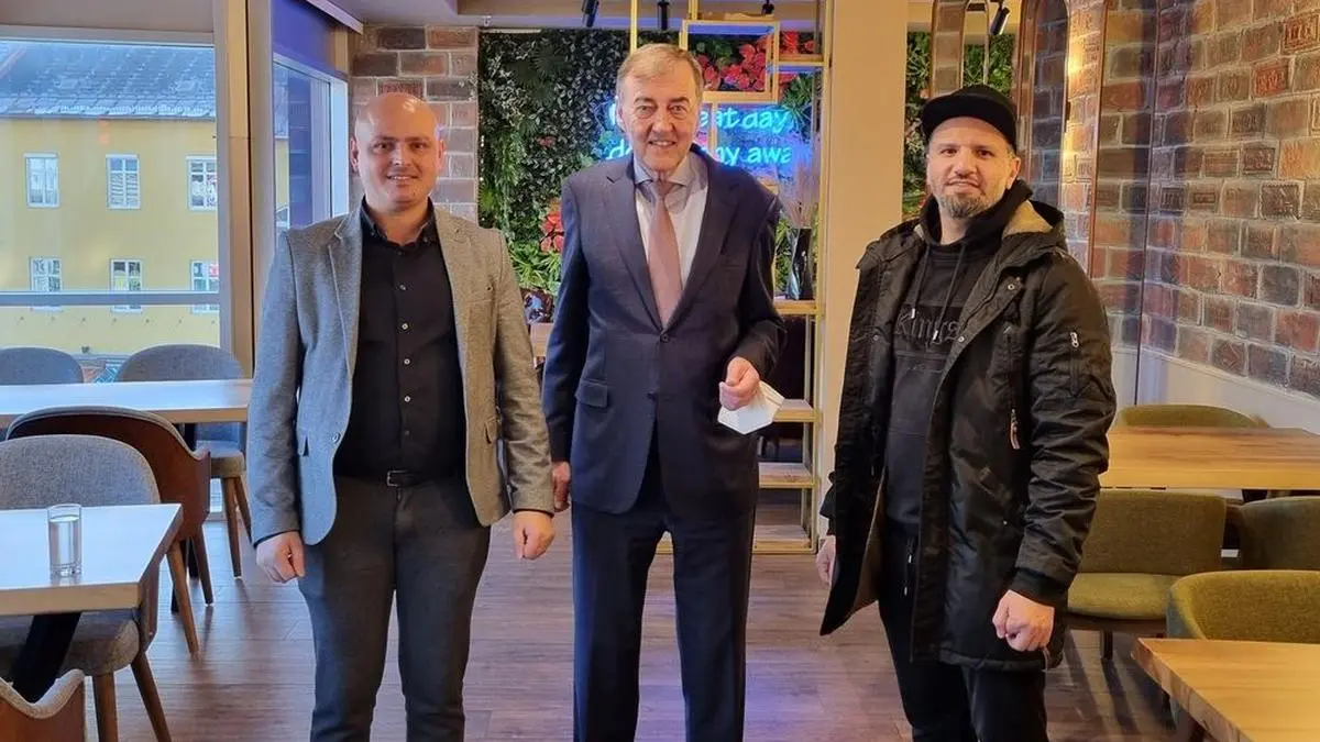 Mit der Eröffnung der Burgerboutique im Jänner ist das ece komplett vermietet. Im Bild: Ümit Baran und Wael Alani mit Heribert Krammer (Mitte) vom ece