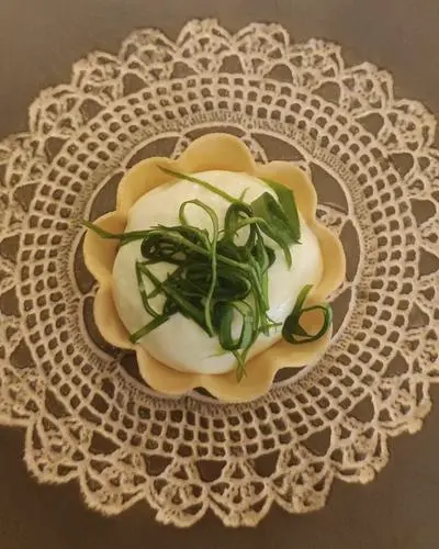Tarte mit Gänseherzen, Frischkäse und Sauerampfer.