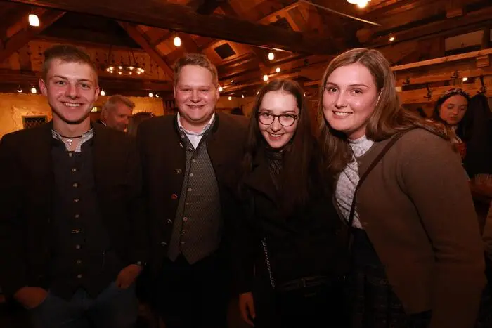 Bezirksobmann Daniel Tragner und Bezirksleiterin Johanna Hübler begrüßten die Gäste und führten durch den Abend. Der diesjährige Tätigkeitsbericht war dabei alles andere als gewöhnlich: Als „Knittelfeld Cops“ ließen die Mitglieder die Veranstaltungen, Bewerbe und Höhepunkte des vergangenen Jahres auf humorvolle Weise Revue passieren.