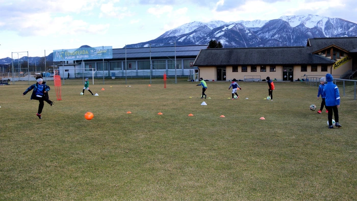 An die Einhaltung der Sicherheitsbestimmungen müssen sich die jungen Sportler erst gewöhnen.
