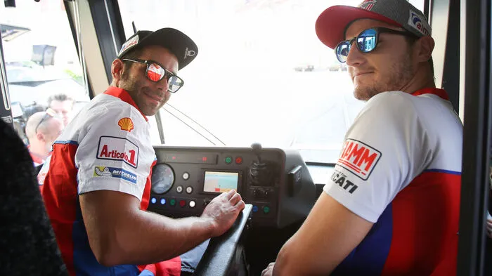Die Ducati-Fahrer Danilo Petrucci (Italien) und Jack Miller (Australien) pilotierten ausnahmsweise eine Straßenbahn. Allerdings nur für's Foto.