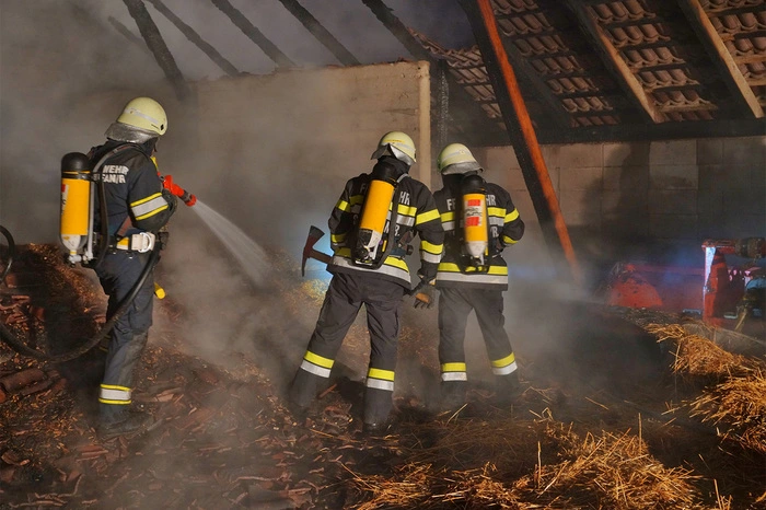 Nach den Löscharbeiten räumten die Feuerwehren noch etwa 20 Kubikmeter Hackgut aus dem Lagerraum.