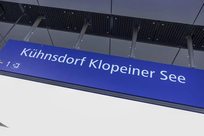 Etwas kurios mutete in der Sitzung des Völkermarkter Gemeinderates der Tagesordnungspunkt mit der Nummer 12 an. „Im Zuge der Eröffnung der Koralmbahn mit dem verbundenen Fahrplanwechsel wurde festgestellt, dass der Name des bisherigen Bahnhofs Völkermarkt-Kühnsdorf nunmehr in Kühnsdorf-Klopeiner See umbenannt wurde. Dies geschah ohne Einbeziehung der Stadtgemeinde Völkermarkt. Der Gemeinderat möge eine Resolution an die ÖBB-Infrastruktur AG verabschieden, wonach der Bahnhof wieder den alten Namen tragen sollte beziehungsweise Völkermarkt in den Namen aufgenommen werden soll“, berichtete Bürgermeister Markus Lakounigg (SPÖ).