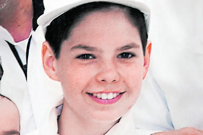 Name: Felix Eggarter (11)Schule: Volksschule FresachDas esse ich am liebsten: alles, was ich mir selber koche,ich liebe kochen, meiner Mama habe ich zum Muttertageine Erdbeertorte gebackenMeine liebste Zutat: MeeresfrüchteDiesen Geschmack finde ich super: ich esse alles, außergrünen Spargel und SpinatMit diesem Gericht werde ich einmal meine Eltern überraschen: mit selbst gemixten Cocktails
