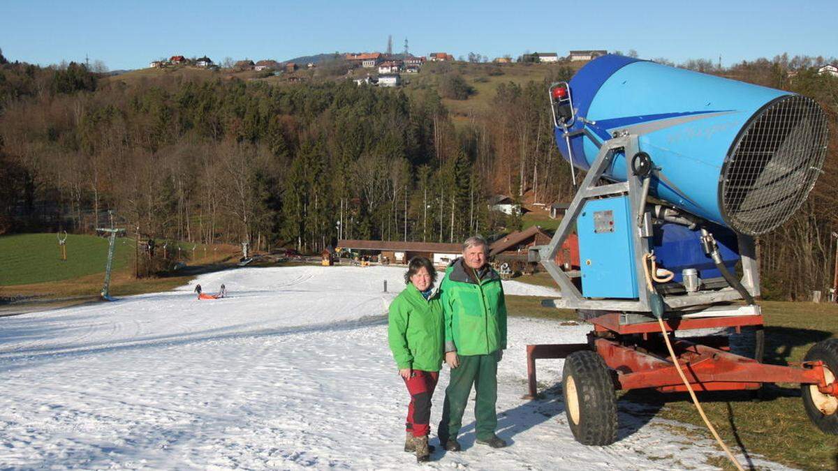 Roswitha und Josef Wimmer auf ihrem Skihang in Hart-Purgstall. Mit viel Wetterglück sperren sie am Montag erstmals auf	 