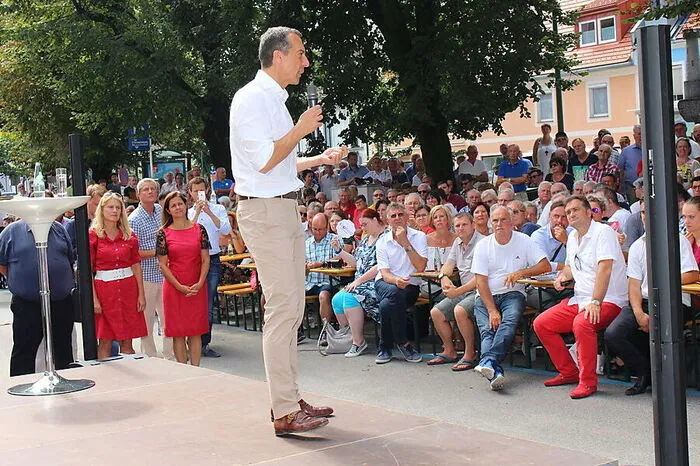 Das Interesse an Bundeskanzler Christian Kern am Voitsberger Hauptplatz war groß. Er bekam viel Applaus und Foto-Wünsche.