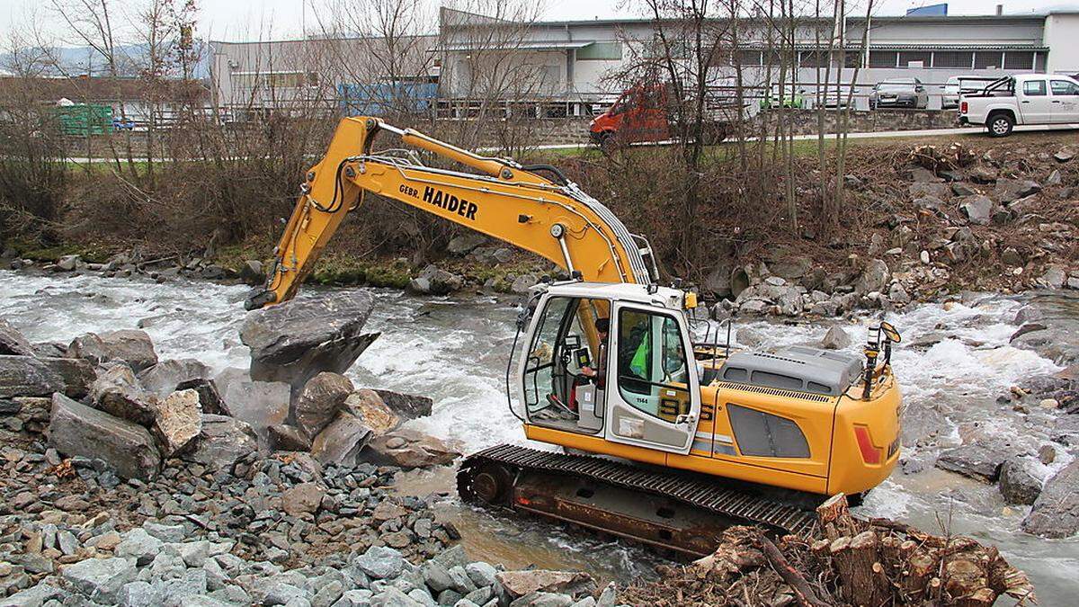 Ein mittels GPS gesteuerter Bagger kommt in der Lavant ebenfalls zum Einsatz