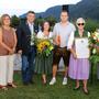 Sebastian Steinwender mit Mutter Margit und Lebenspartnerin Daniela Klingspiegel feierten Jubiläum. Astrid Zorn-Jäger (Tourismus, links), Jürgen Mandl und Eva Hoffmann (Wirtschaftskammer) gratulierten.