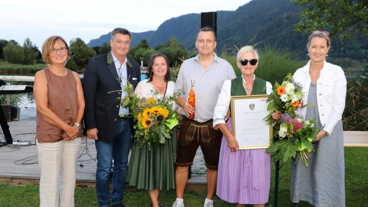 Sebastian Steinwender mit Mutter Margit und Lebenspartnerin Daniela Klingspiegel feierten Jubiläum. Astrid Zorn-Jäger (Tourismus, links), Jürgen Mandl und Eva Hoffmann (Wirtschaftskammer) gratulierten.