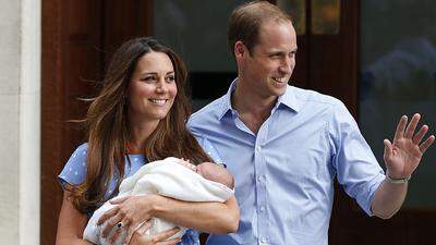 Wann werden Kate und William mit Baby Nummer zwei wieder vor die Kameras treten wie hier nach der Geburt von Baby George 2013  