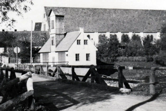 Das alte Depot wurde 1960/61 in 10.000 freiwilligen Arbeitsstunden errichtet. Damals war die Pölsbrücke noch aus Lärchenholz.