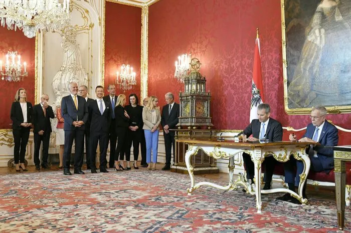 Die Regierung Kurz wurde des Amtes enthoben und die Minister mit der interimistischen Fortführung der Amtsgeschäfte betraut.